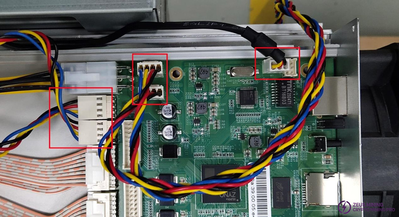 Conecte el cable entre la placa de control y la placa hash